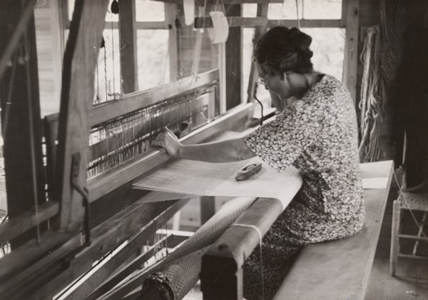 Weaving at the loom